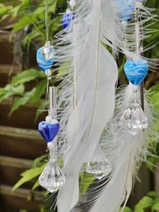 Sonnenfänger Suncatcher Mobile Windspiel mit weissen Gänsefedern blauen Glasherzen Perlmuttverbindern Kristallperlen Perlmuttverbinder gold blau hellgrün Girlande Dekoration