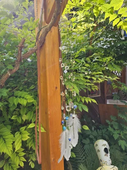 Sonnenfänger Suncatcher Mobile Windspiel mit weissen Gänsefedern blauen Glasherzen Perlmuttverbindern Kristallperlen Perlmuttverbinder gold blau hellgrün Girlande Dekoration