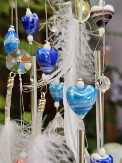 Sonnenfänger Suncatcher Mobile Windspiel mit weissen Gänsefedern blauen Glasherzen Perlmuttverbindern Kristallperlen Perlmuttverbinder gold blau hellgrün Girlande Dekoration