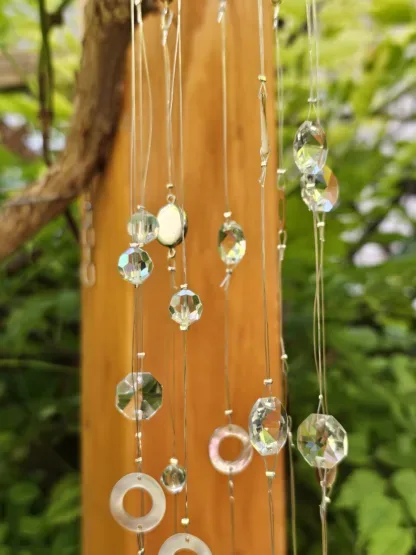 Sonnenfänger Suncatcher Mobile Windspiel mit weissen Gänsefedern blauen Glasherzen Perlmuttverbindern Kristallperlen Perlmuttverbinder gold blau hellgrün Girlande Dekoration