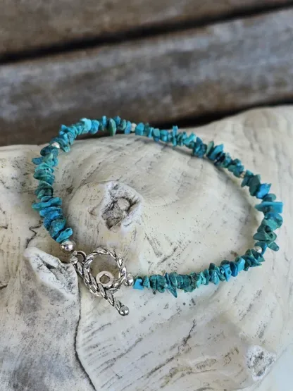 Edelstein Armband Heilsteinkette Steinschmuck mit Türkis Edelsteinsplittern silberne Zwischenperlen aus Edelstahl und Knebelverschluss ebenso aus Edelstahl