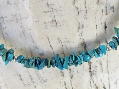 Edelstein Armband Heilsteinkette Steinschmuck mit Türkis Edelsteinsplittern silberne Zwischenperlen aus Edelstahl und Knebelverschluss ebenso aus Edelstahl