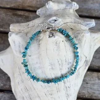Edelstein Armband Heilsteinkette Steinschmuck mit Türkis Edelsteinsplittern silberne Zwischenperlen aus Edelstahl und Knebelverschluss ebenso aus Edelstahl