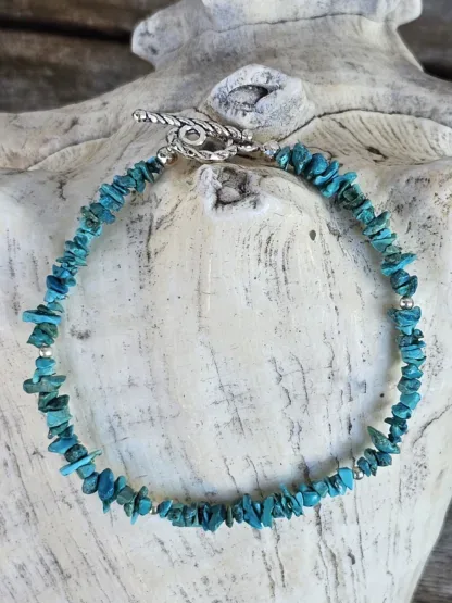 Edelstein Armband Heilsteinkette Steinschmuck mit Türkis Edelsteinsplittern silberne Zwischenperlen aus Edelstahl und Knebelverschluss ebenso aus Edelstahl