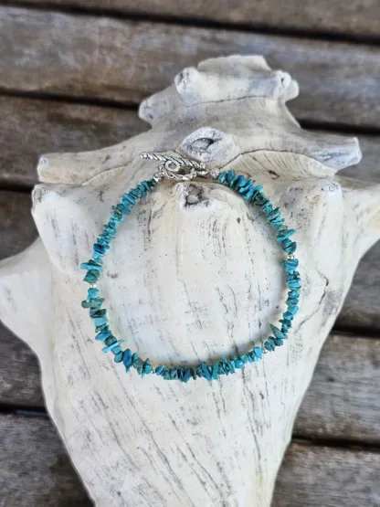 Edelstein Armband Heilsteinkette Steinschmuck mit Türkis Edelsteinsplittern silberne Zwischenperlen aus Edelstahl und Knebelverschluss ebenso aus Edelstahl