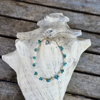 Edelstein Armband Perlenarmband Steinschmuck mit weissen Barockperlen Türkis Edelsteinsplittern Knebelverschluss aus Edelstahl