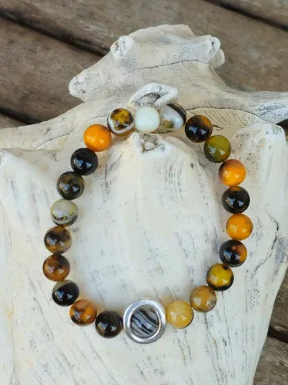 Edelstein Armband Unikatschmuck Edelsteinarmkette Steinschmuck mit 8mm Hummel Achatperlen silber Verbinder aus Acryl orange dunkelbraun gestreift Armschmuck auf Elast aufgezogen