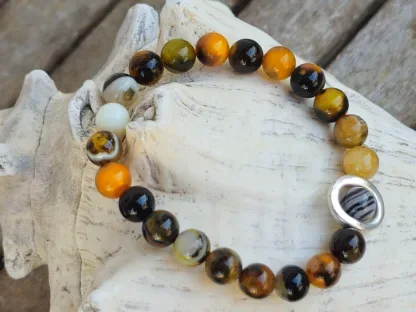 Edelstein Armband Unikatschmuck Edelsteinarmkette Steinschmuck mit 8mm Hummel Achatperlen silber Verbinder aus Acryl orange dunkelbraun gestreift Armschmuck auf Elast aufgezogen