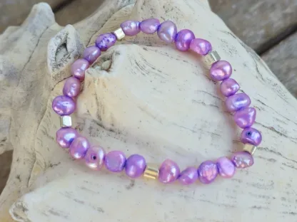 Edelstein Armband Unikatschmuck Edelsteinarmkette Steinschmuck Perlenarmband mit lila gefärbten Zuchtperlen quadratische 925 Silber Zwischenperlen Armschmuck auf Elast aufgezogen