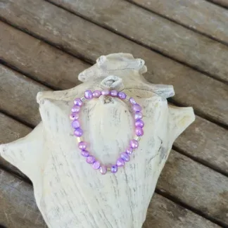 Edelstein Armband Unikatschmuck Edelsteinarmkette Steinschmuck Perlenarmband mit lila gefärbten Zuchtperlen quadratische 925 Silber Zwischenperlen Armschmuck auf Elast aufgezogen