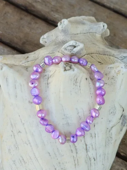 Edelstein Armband Unikatschmuck Edelsteinarmkette Steinschmuck Perlenarmband mit lila gefärbten Zuchtperlen quadratische 925 Silber Zwischenperlen Armschmuck auf Elast aufgezogen