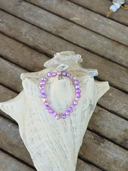 Edelstein Armband Unikatschmuck Edelsteinarmkette Steinschmuck Perlenarmband mit lila gefärbten Zuchtperlen quadratische 925 Silber Zwischenperlen Armschmuck auf Elast aufgezogen