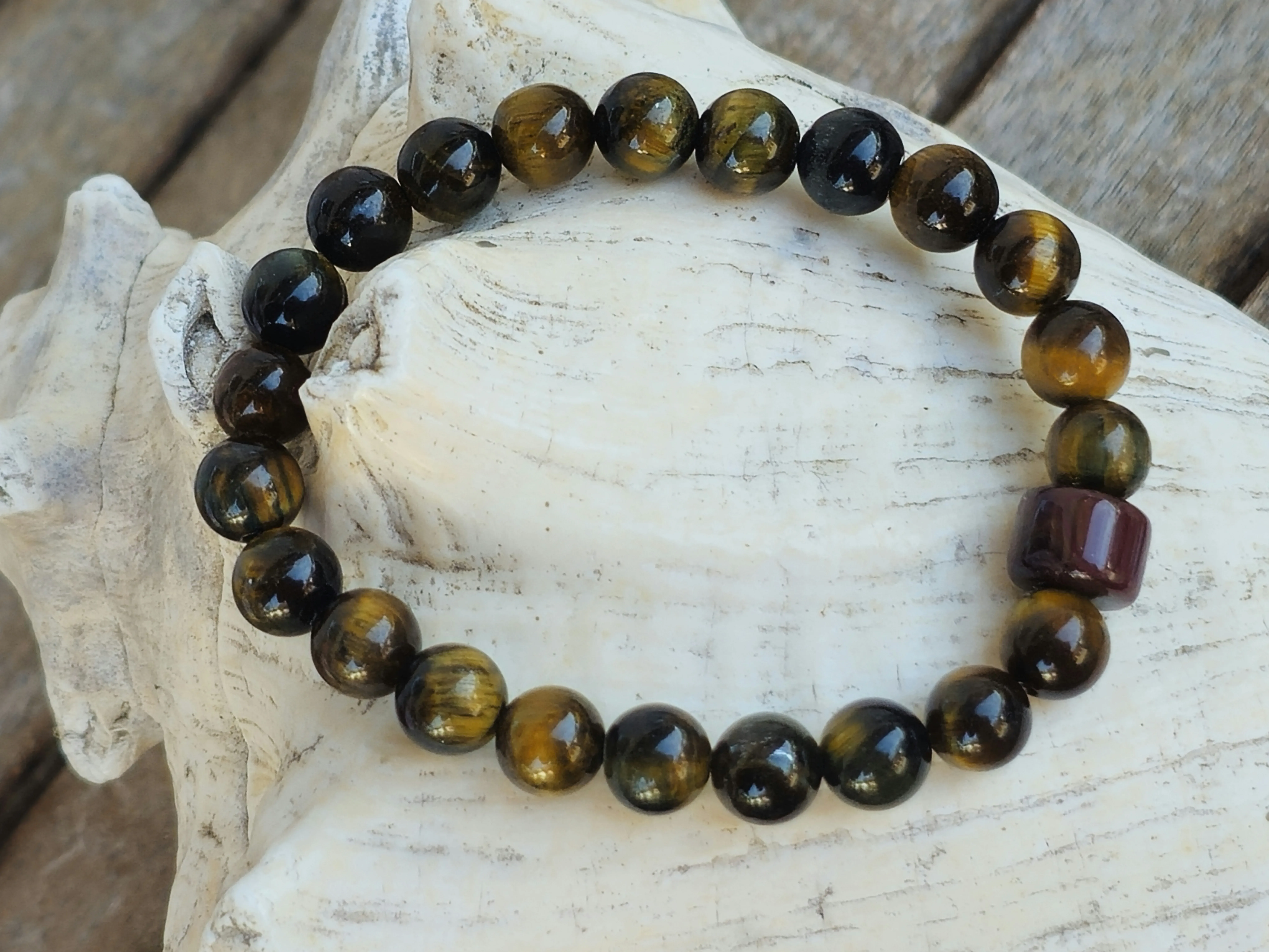 Edelstein Männer Armband Rowan Edelstein Männer Armband Männerschmuck Armkette mit 8mm Tigerauge Edelsteinperlen ovaler dunkelbraunroter Steinperle auf Elast aufgezogen Armschmuck Steinschmuck Heilsteinschmuck