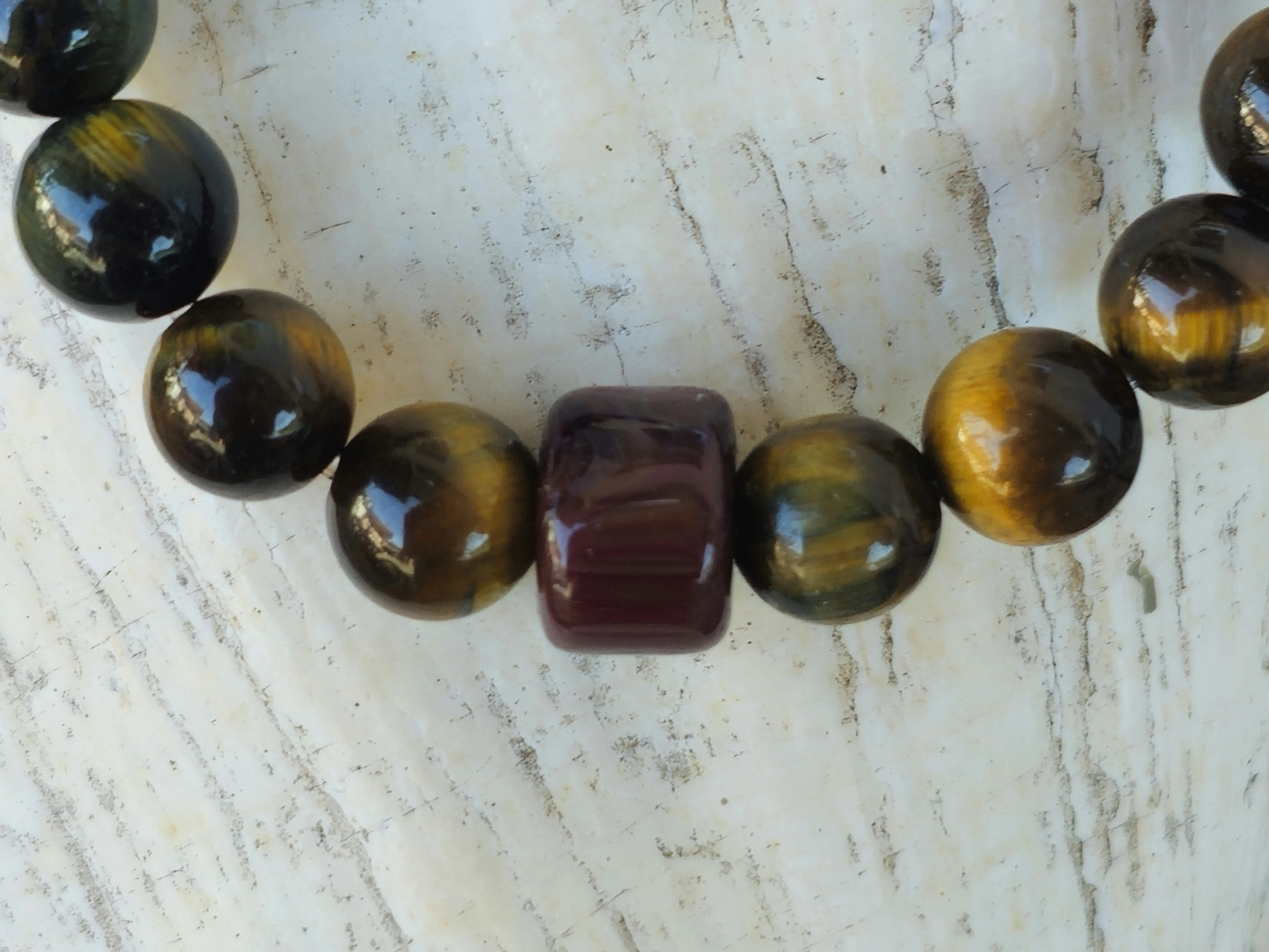 Edelstein Männer Armband Rowan Edelstein Männer Armband Männerschmuck Armkette mit 8mm Tigerauge Edelsteinperlen ovaler dunkelbraunroter Steinperle auf Elast aufgezogen Armschmuck Steinschmuck Heilsteinschmuck