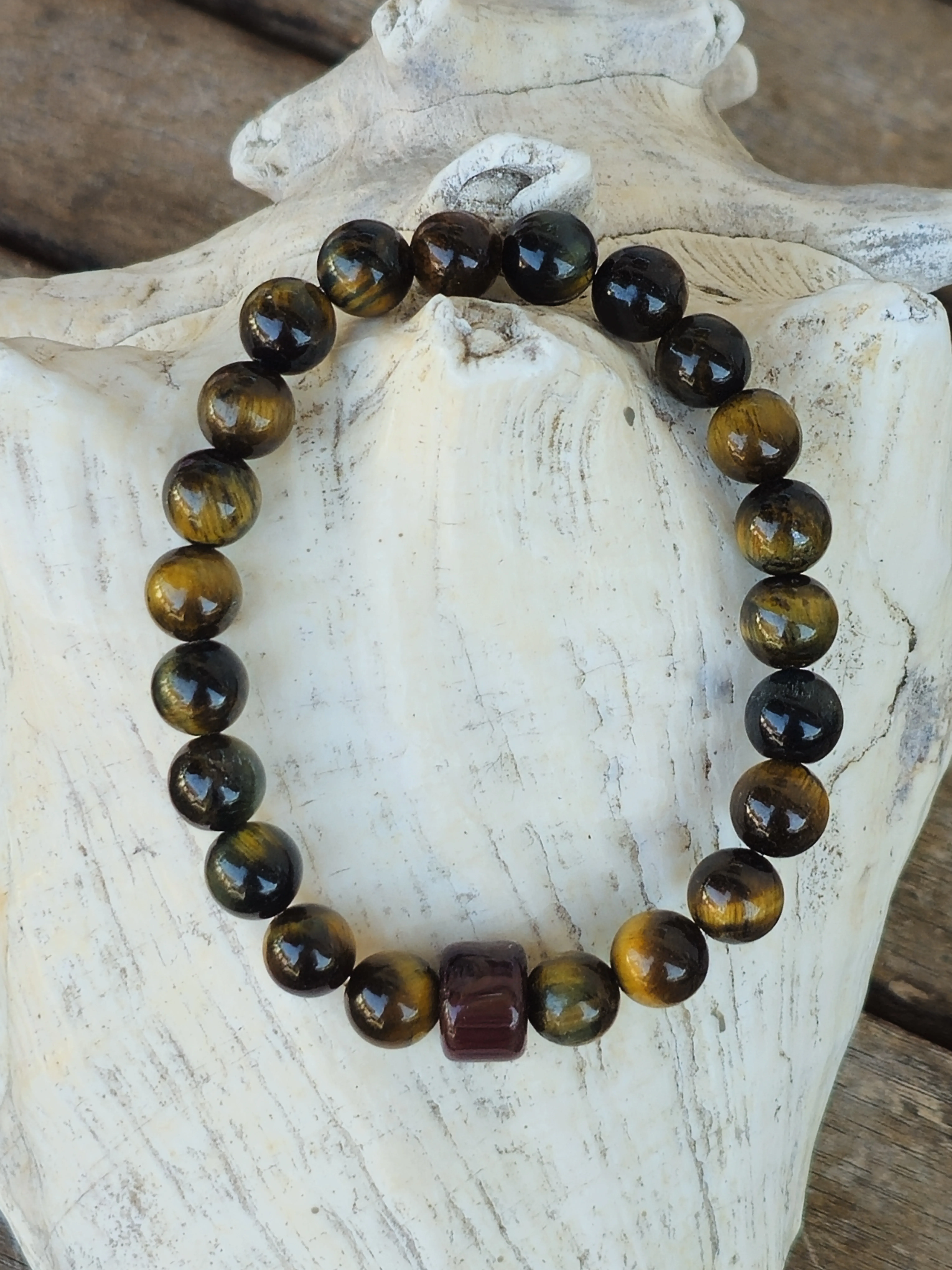 Edelstein Männer Armband Rowan Edelstein Männer Armband Männerschmuck Armkette mit 8mm Tigerauge Edelsteinperlen ovaler dunkelbraunroter Steinperle auf Elast aufgezogen Armschmuck Steinschmuck Heilsteinschmuck