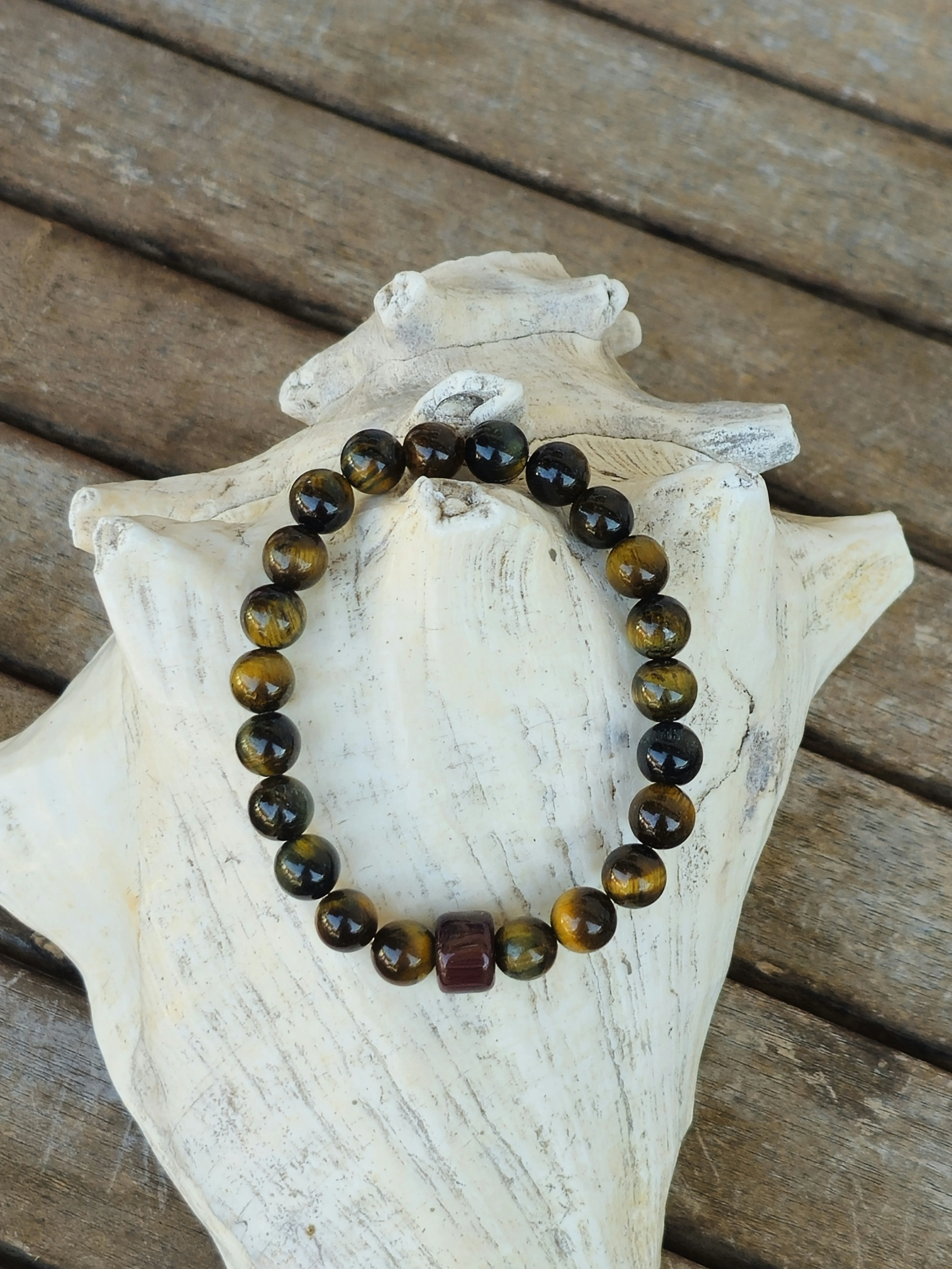 Edelstein Männer Armband Rowan Edelstein Männer Armband Männerschmuck Armkette mit 8mm Tigerauge Edelsteinperlen ovaler dunkelbraunroter Steinperle auf Elast aufgezogen Armschmuck Steinschmuck Heilsteinschmuck