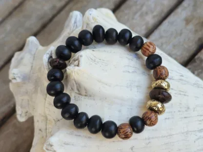 Ethno Boho Armband Armschmuck Armkette mit schwarzen Holzperlen ovalen und runden braunen Kokosperlen goldenen ovalen Metallperlen auf Elast aufgezogen