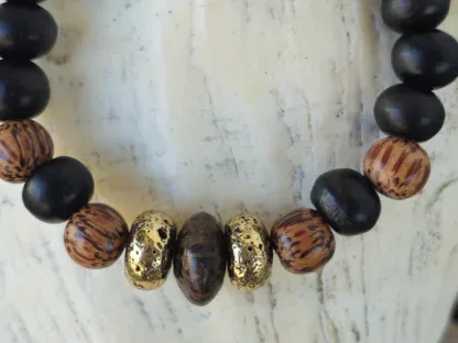 Ethno Boho Armband Armschmuck Armkette mit schwarzen Holzperlen ovalen und runden braunen Kokosperlen goldenen ovalen Metallperlen auf Elast aufgezogen