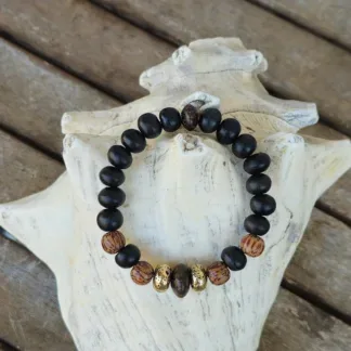 Ethno Boho Armband Armschmuck Armkette mit schwarzen Holzperlen ovalen und runden braunen Kokosperlen goldenen ovalen Metallperlen auf Elast aufgezogen