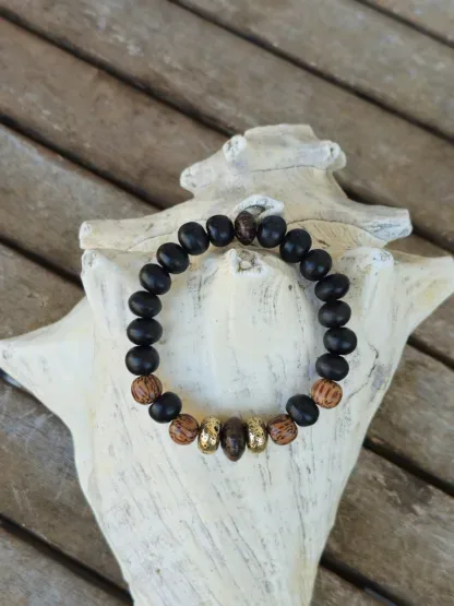 Ethno Boho Armband Armschmuck Armkette mit schwarzen Holzperlen ovalen und runden braunen Kokosperlen goldenen ovalen Metallperlen auf Elast aufgezogen