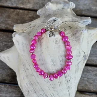 Perlenarmband Armband mit Edelsteinen Perlenschmuck mit gefärbten pinken Zuchtperlen silberne Acrylrondellen und Knebelverschluss aus Edelstahl