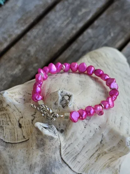 Perlenarmband Armband mit Edelsteinen Perlenschmuck mit gefärbten pinken Zuchtperlen Zwischenperlen aus 925 Silber und Knebelverschluss aus Edelstahl