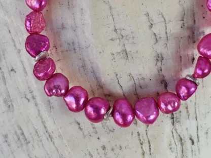 Perlenarmband Armband mit Edelsteinen Perlenschmuck mit gefärbten pinken Zuchtperlen Zwischenperlen aus 925 Silber und Knebelverschluss aus Edelstahl