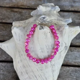 Perlenarmband Armband mit Edelsteinen Perlenschmuck mit gefärbten pinken Zuchtperlen Zwischenperlen aus 925 Silber und Knebelverschluss aus Edelstahl