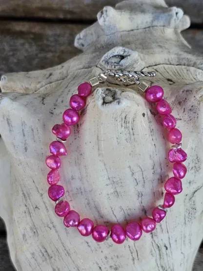 Perlenarmband Armband mit Edelsteinen Perlenschmuck mit gefärbten pinken Zuchtperlen Zwischenperlen aus 925 Silber und Knebelverschluss aus Edelstahl