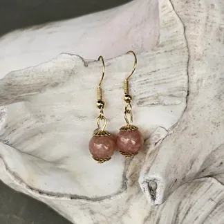 Edelstein Ohrringe Ohrhänger Ohrschmuck mit 8mm rosa Mondsteinperlen goldfarbenen Perlkappen Ohrhaken 18Karat vergoldet Unikatohrringe Ohrringliebe Steinschmuck Handmade with love