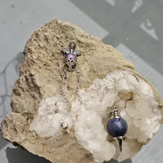 Edelstein Pendel Reiki Pendel Anhänger mit 20mm blauer Dumortieritkugel als Pendel Engel mit Amethyst und grauweisser Achatperle an Gliederkette mit Drahtsilberperle als Griff Pendulum
