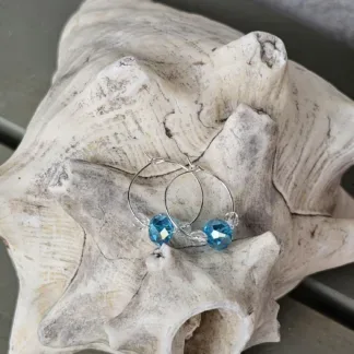 Kinder Creolen Ohrringe Durchmesser 2cm mit blauer facettierter Kristallperle und zwei durchsichtigen facettierten Glasperlen Kinderschmuck