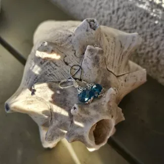 Kinder Ohrringe Mädchen Ohrhänger Kinderschmuck mit hellblauer facettierter Kristallperle silberne Perlkappe und Perlkapphütchen Brisuren aus 925 Silber Kinder Ohrschmuck Mädchenschmuck