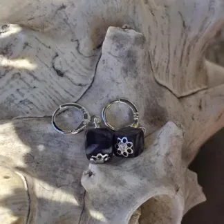 Kinder Ohrringe Mädchen Ohrhänger Kinderschmuck mit viereckigen dunkelblau-weissen Glasperlen silbernen Perlkappen kleine Brisuren aus 925 Silber Kinder Ohrschmuck Mädchenschmuck