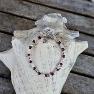 Kinder Perlenarmband Perlenarmkette Kinderschmuck mit echten weissen Barockperlen granatroten Glasperlen ovalen silbernen Acrylperlen und Edelstahl Knebelverschluss