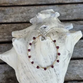 Kinder Perlenarmband Perlenarmkette Kinderschmuck mit echten weissen Barockperlen granatroten Glasperlen und Edelstahl Knebelverschluss