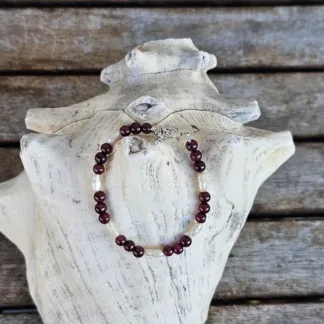 Kinder Perlenarmband Perlenarmkette Kinderschmuck mit weissen Barockperlen granatroten Glasperlen und Edelstahl Knebelverschluss