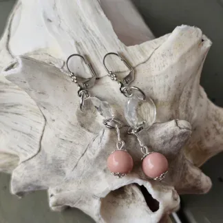 Ohrringe Ohrhänger Ohrhängerschmuck lang mit 10mm rosa Acrylperlen silbernen Perlkappen achteckigen durchsichtigen facettierten Acrylperlen Blümchenbrisuren aus Edelstahl handmade with love