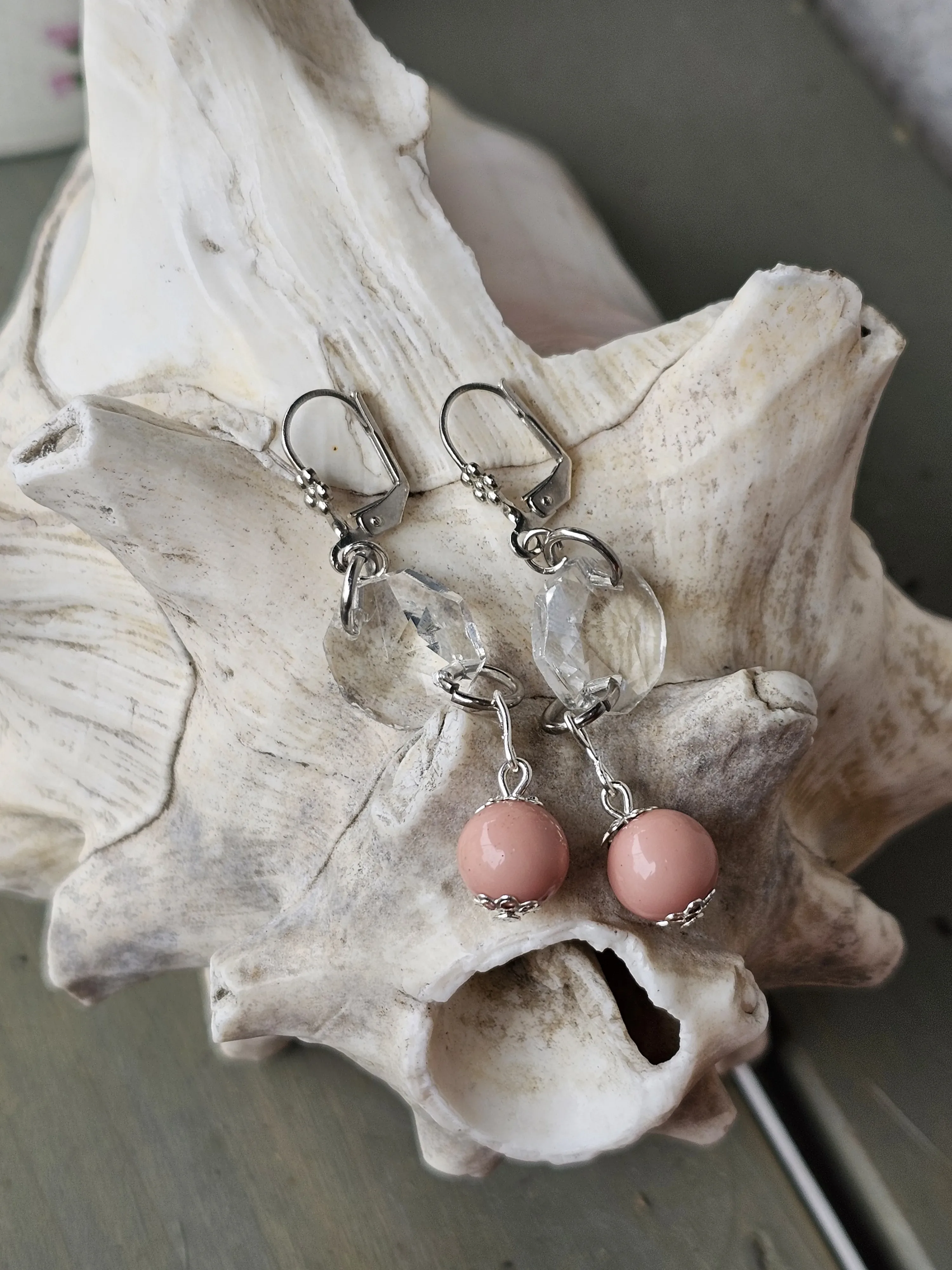 Ohrringe Alba Ohrringe Ohrhänger Ohrhängerschmuck lang mit 10mm rosa Acrylperlen silbernen Perlkappen achteckigen durchsichtigen facettierten Acrylperlen Blümchenbrisuren aus Edelstahl handmade with love