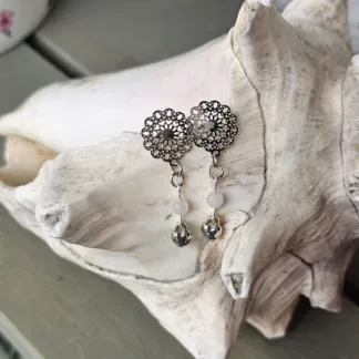 Ohrstecker Ohrhänger Ohrschmuck lang filigran mit Blume des Lebens Zwischenverbinder mit facettierten Bergkristallperlen und Herzchenanhänger aus Metall Ohrringliebe Unikatohrstecker