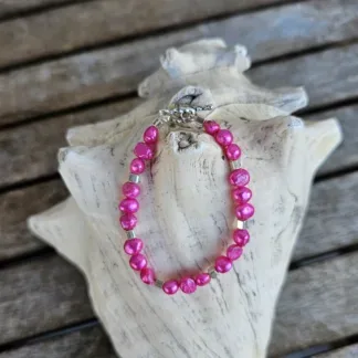 Perlenarmband Armband mit Edelsteinen Perlenschmuck mit gefärbten pinken Zuchtperlen quadratischen Zwischenperlen aus 925 Silber und Knebelverschluss aus Edelstahl