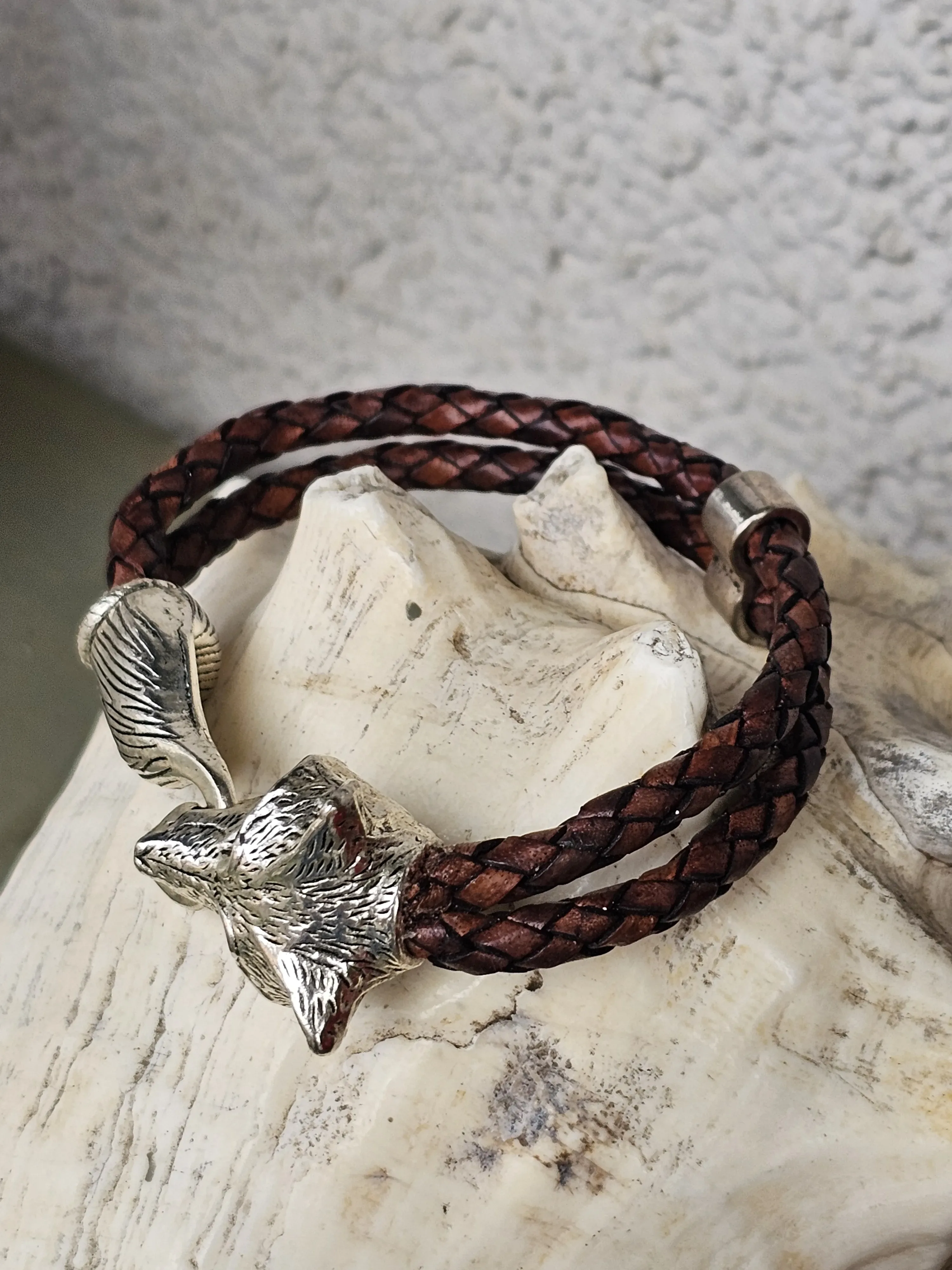 Wikinger Männer Lederarmband Einar Wikinger Männer Lederarmband mit Fenris Wolfskopf Endkappe aus Edelstahl Doppel Metallperle und 2 dunkelbraunen gewickelten 4mm Lederbändern