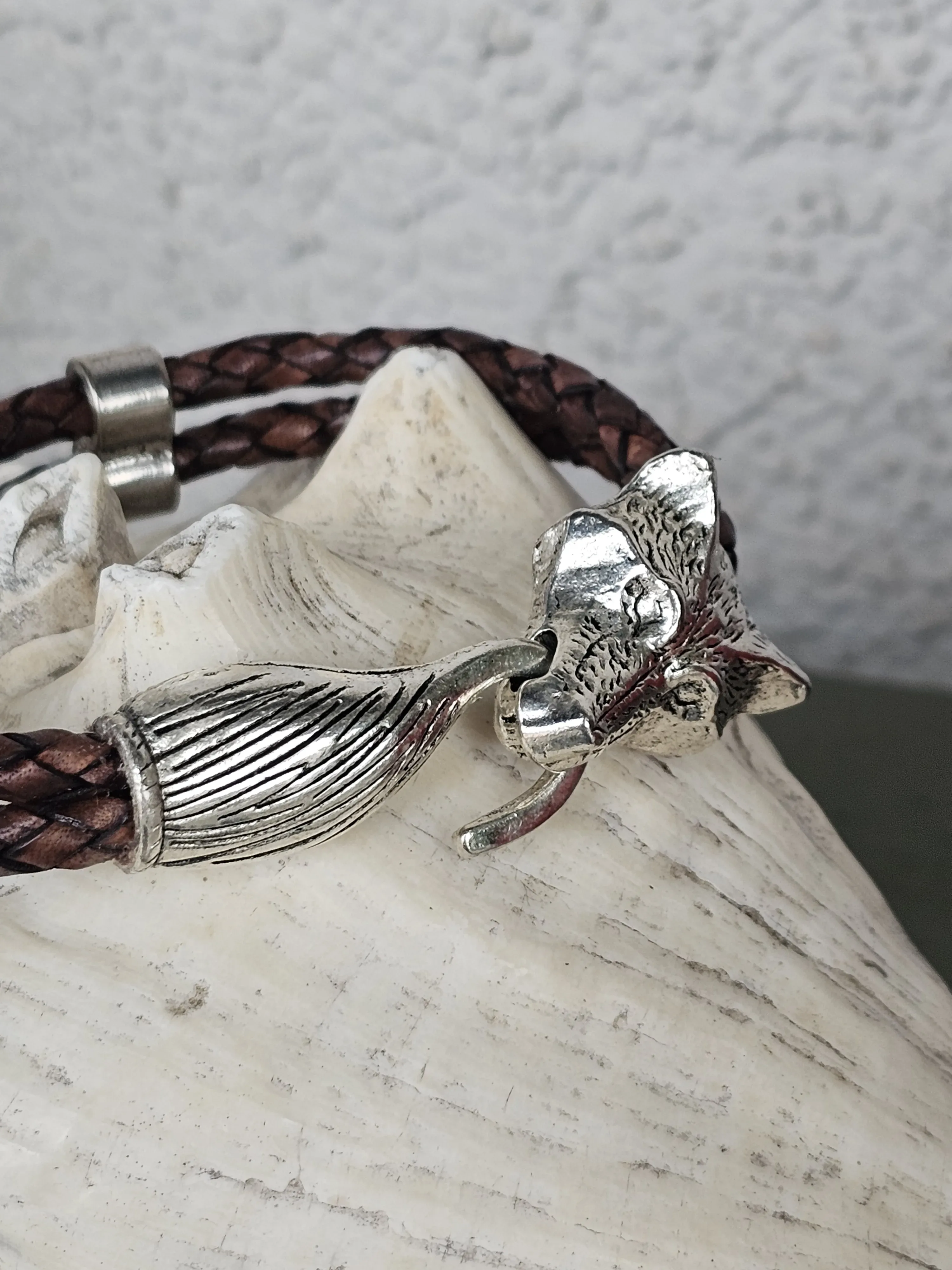 Wikinger Männer Lederarmband Einar Wikinger Männer Lederarmband mit Fenris Wolfskopf Endkappe aus Edelstahl Doppel Metallperle und 2 dunkelbraunen gewickelten 4mm Lederbändern