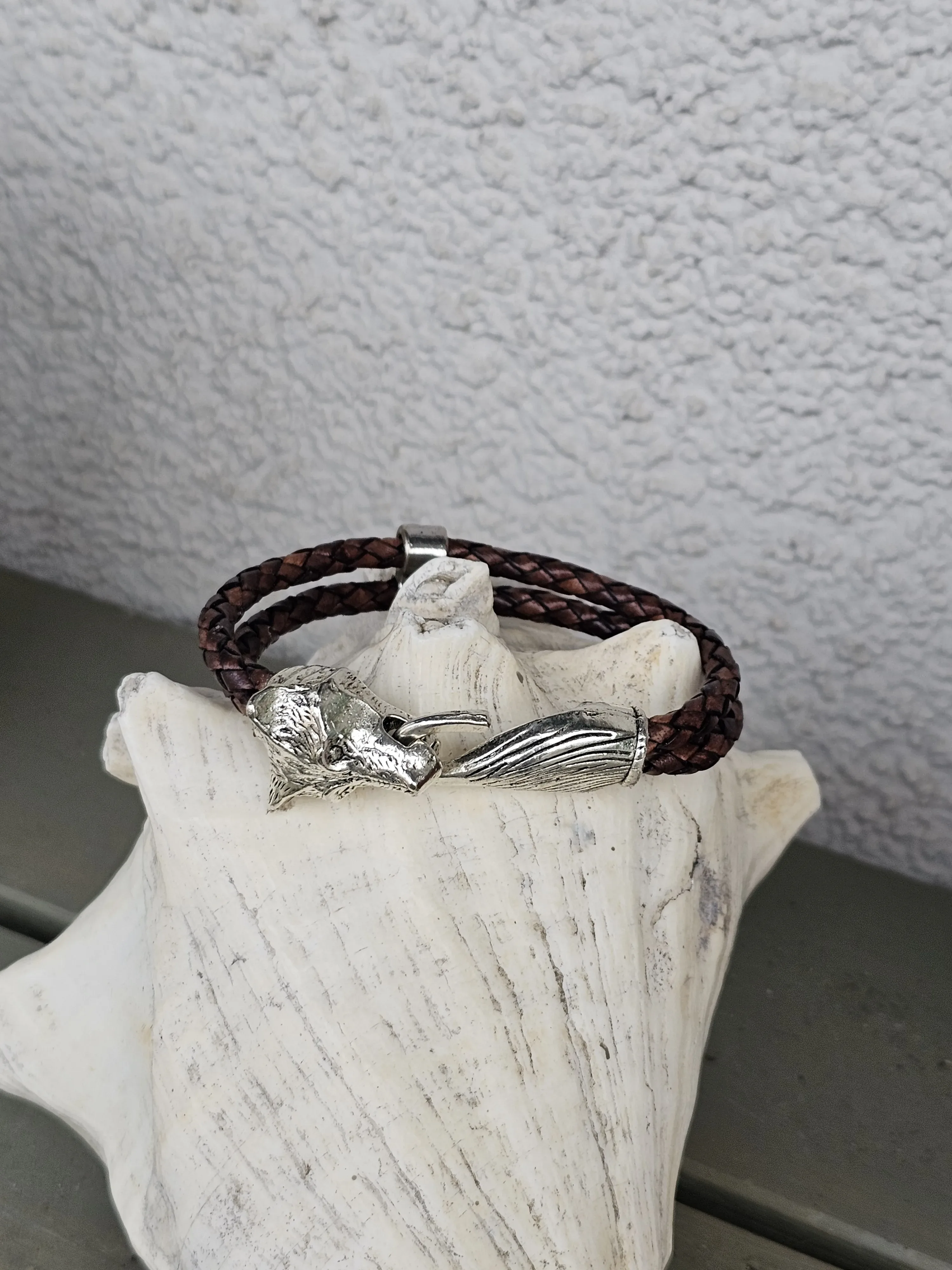 Wikinger Männer Lederarmband Einar Wikinger Männer Lederarmband mit Fenris Wolfskopf Endkappe aus Edelstahl Doppel Metallperle und 2 dunkelbraunen gewickelten 4mm Lederbändern