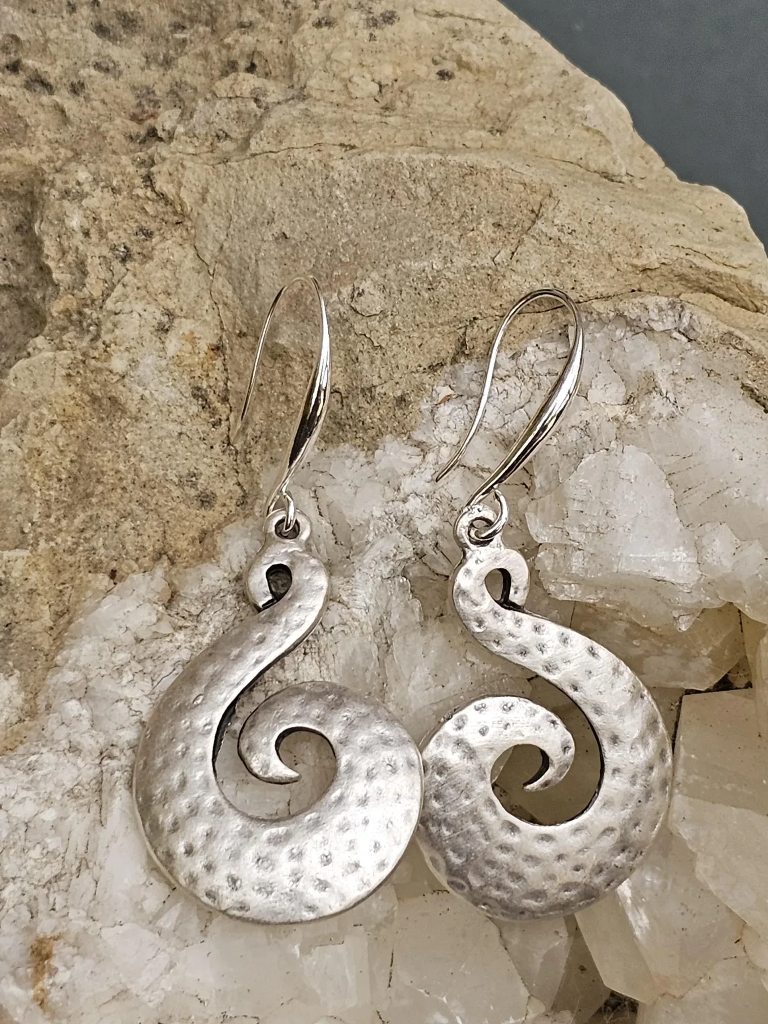 Ethno Boho Ohrhänger Solveigh Ethno Boho Ohrhänger Ohrringe Ohrschmuck Spiralenohrringe nickel- und bleifrei gehämmert Zinklegierung Antiksilber Ohrhänger Silber