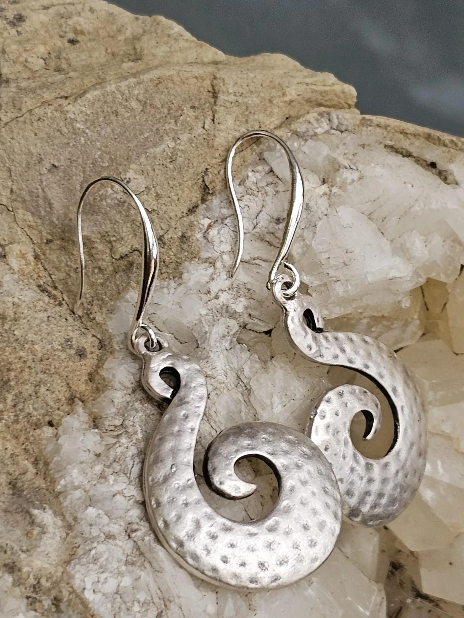 Ethno Boho Ohrhänger Solveigh Ethno Boho Ohrhänger Ohrringe Ohrschmuck Spiralenohrringe nickel- und bleifrei gehämmert Zinklegierung Antiksilber Ohrhänger Silber