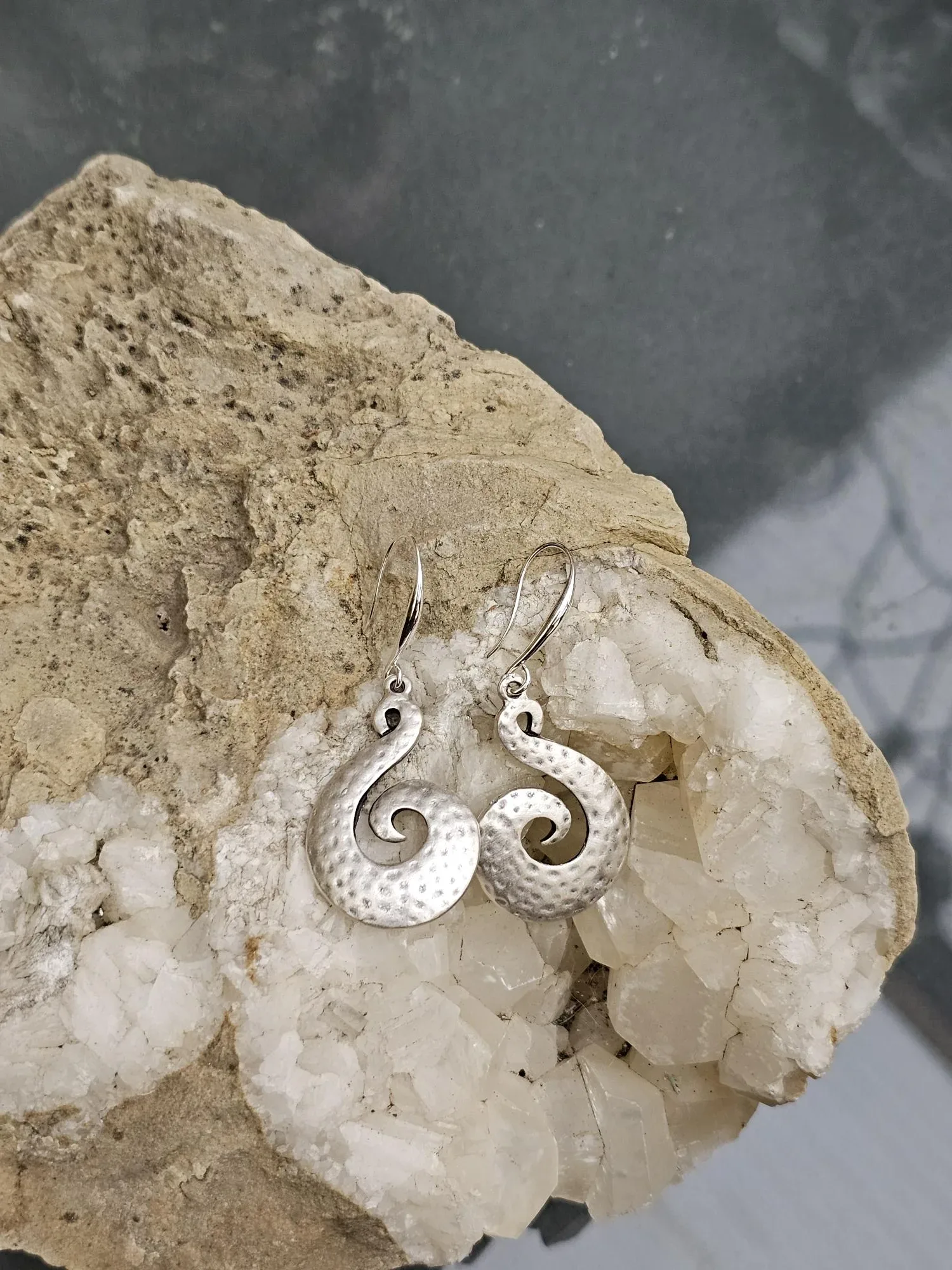 Ethno Boho Ohrhänger Solveigh Ethno Boho Ohrhänger Ohrringe Ohrschmuck Spiralenohrringe nickel- und bleifrei gehämmert Zinklegierung Antiksilber Ohrhänger Silber