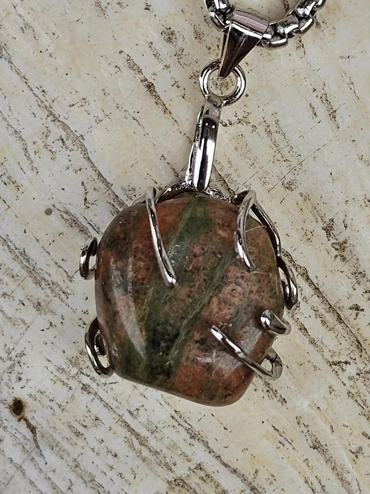 Kurze Halskette Almie Kurze Halskette mit Unakit Trommelstein Anhänger eingefasst in einer 925 Sterling Silber Fassung Gliederkette aus Metall Steinschmuck Steinkette Halskette mit Anhänger