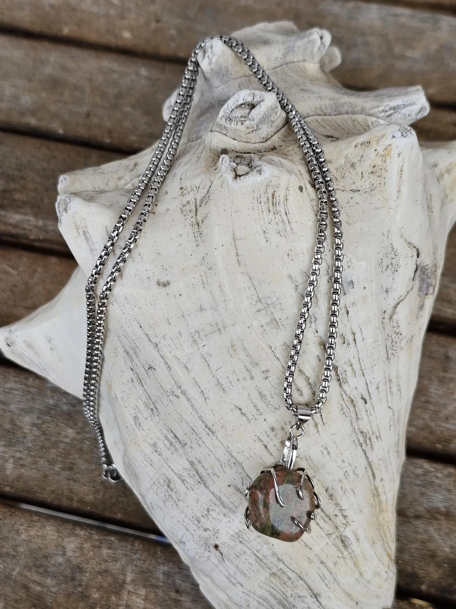 Kurze Halskette Almie Kurze Halskette mit Unakit Trommelstein Anhänger eingefasst in einer 925 Sterling Silber Fassung Gliederkette aus Metall Steinschmuck Steinkette Halskette mit Anhänger