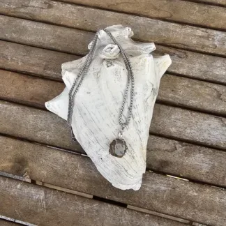 Kurze Halskette mit Unakit Trommelstein Anhänger eingefasst in einer 925 Sterling Silber Fassung Gliederkette aus Metall Steinschmuck Steinkette Halskette mit Anhänger